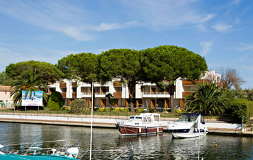 Holiday rental next to the sea : Carre Marine residence at Cannes Mandelieu-la-Napoule on the French Riviera in Alpes Maritimes