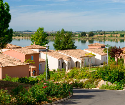 Location de résidences vacances en Languedoc-Roussillon à Homps au bord du canal du midi : résidences Port Minervois-Les Hauts du Lac