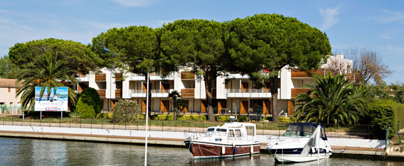 Holiday rental next to the sea : Carre Marine residence at Cannes Mandelieu-la-Napoule on the French Riviera in Alpes Maritimes